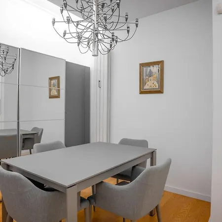 Luxurious 2 Bd Flat Near Ndk * Sofie