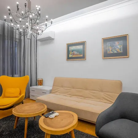 Luxurious 2 Bd Flat Near Ndk דירה